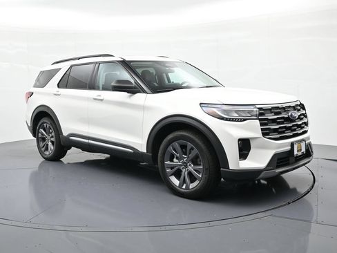 Used 2025 Ford Explorer Active w/ Active Comfort Package AWD/4WD image 4