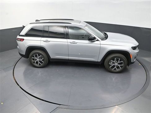New 2025 Jeep Grand Cherokee Limited image 16