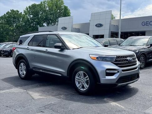 Used 2023 Ford Explorer XLT w/ Equipment Group 202A RWD image 2