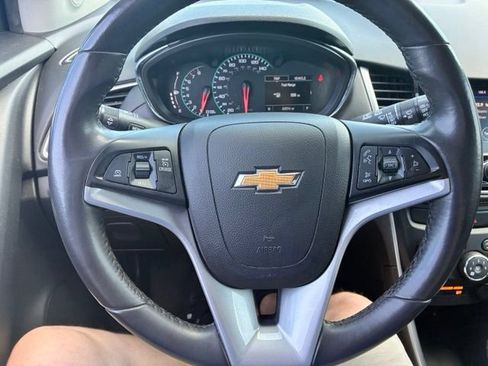 Used 2021 Chevrolet Trax LT w/ LT Convenience Package FWD image 16