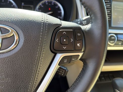 Used 2017 Toyota Highlander XLE image 11