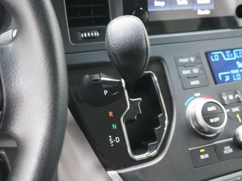Used 2015 Toyota Sienna LE FWD image 20