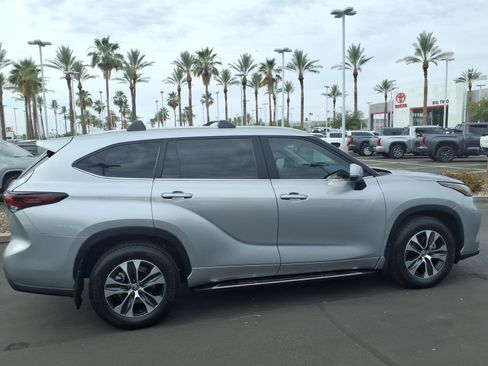 Certified 2025 Toyota Highlander XLE FWD image 3