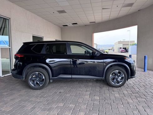 Used 2024 Nissan Rogue SV image 6