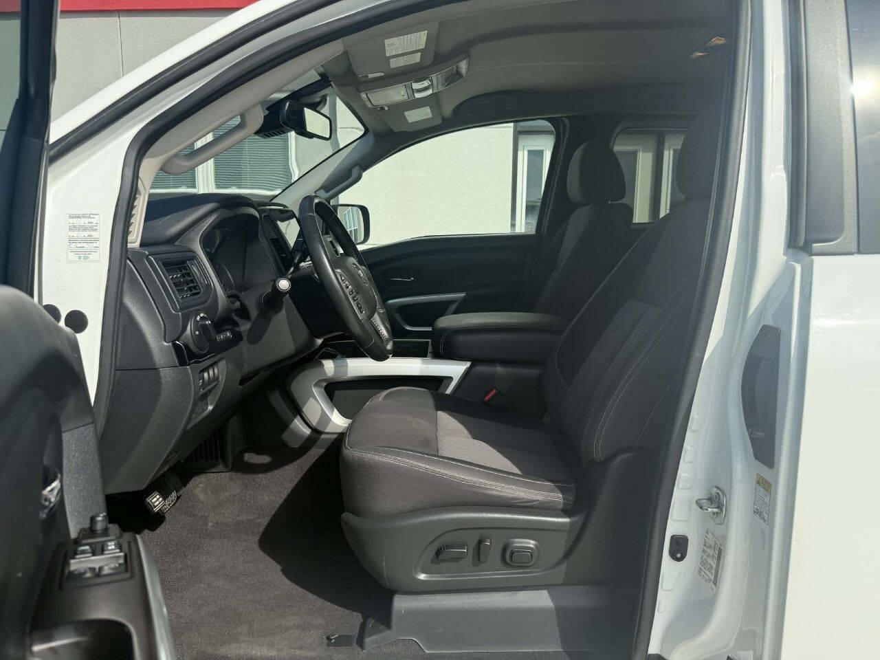 Used 2022 Nissan Titan SV AWD/4WD image 9