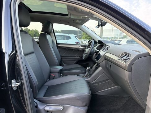 Used 2023 Volkswagen Tiguan SE w/ Panoramic Sunroof Package FWD image 17