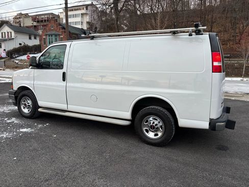 Used 2017 GMC Savana 2500 Van 3D image 3