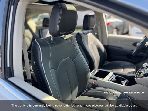 Used 2024 Chrysler Pacifica Limited FWD image 15