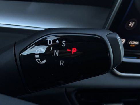 New 2026 Volkswagen Tiguan SE R-Line FWD image 21
