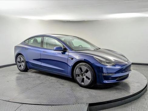 Used 2023 Tesla Model 3 Standard Range image 9