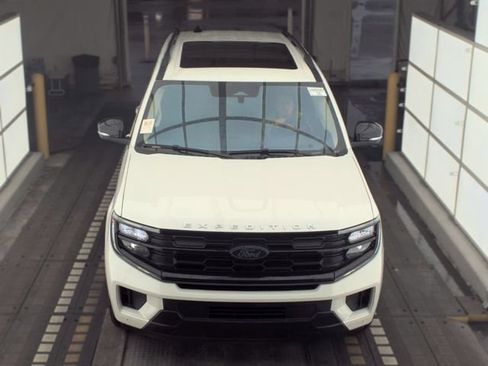 Used 2025 Ford Expedition Active AWD/4WD image 2