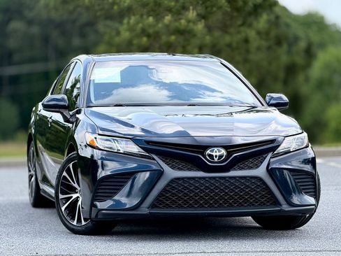 Used 2019 Toyota Camry SE FWD image 4