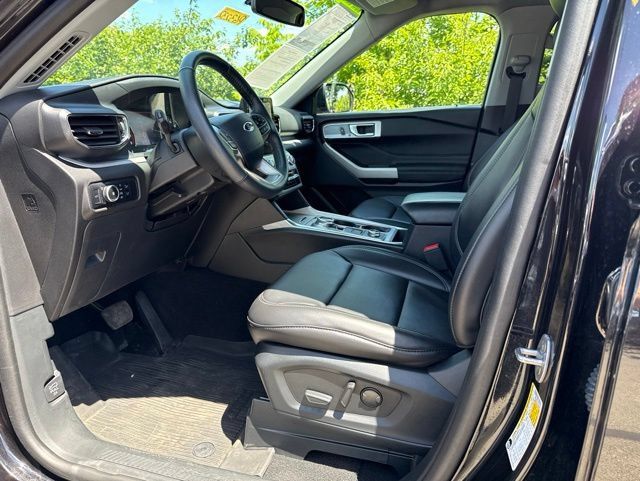 Used 2024 Ford Explorer XLT w/ Equipment Group 202A AWD/4WD image 11