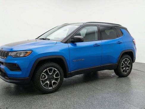 Used 2025 Jeep Compass Trailhawk AWD/4WD image 3