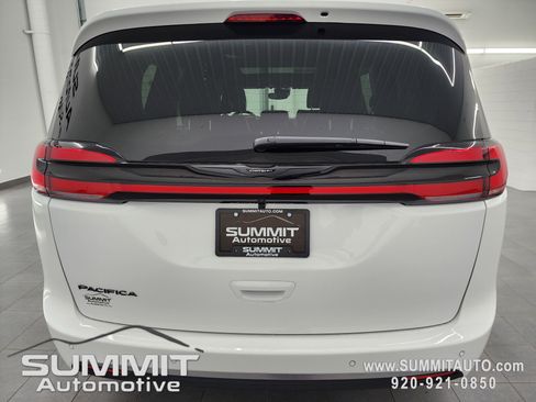 New 2026 Chrysler Pacifica Select image 30