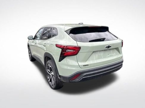 Used 2024 Chevrolet Trax RS w/ Sunroof Package FWD image 3