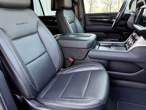 Used 2024 GMC Yukon Denali w/ Advanced Technology Package AWD/4WD image 9