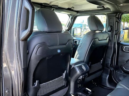 Used 2025 Jeep Wrangler Unlimited Rubicon AWD/4WD image 12
