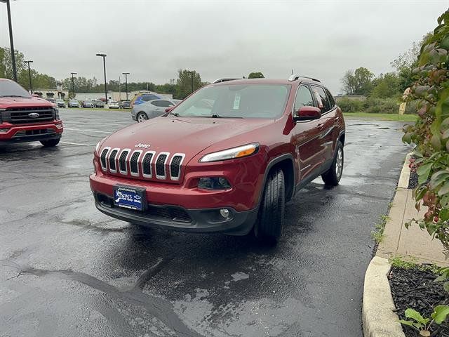 Used 2017 Jeep Cherokee Latitude w/ Cold Weather Group AWD/4WD image 3