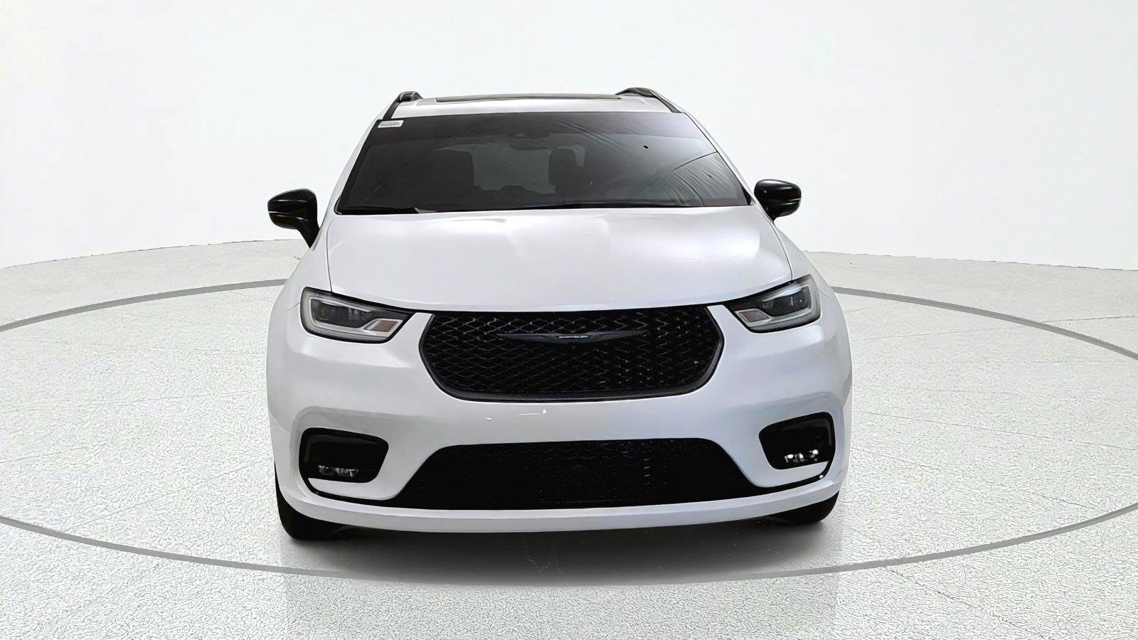 Used 2024 Chrysler Pacifica Limited w/ S Appearance Package FWD image 2