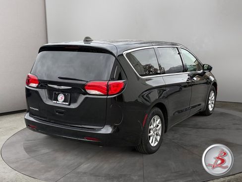 Used 2022 Chrysler Voyager LX image 7