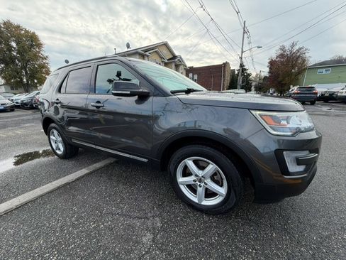 Used 2017 Ford Explorer XLT w/ Equipment Group 202A image 6