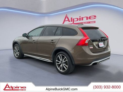 Used 2018 Volvo V60 T5 Cross Country image 3