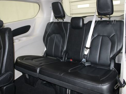 Used 2024 Chrysler Pacifica Touring-L image 36