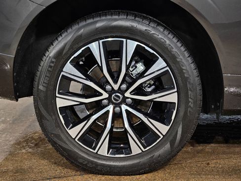 Used 2024 Volvo XC60 B5 Plus image 17