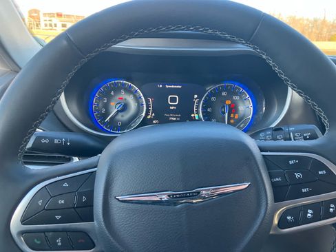 Used 2024 Chrysler Pacifica Touring-L image 15