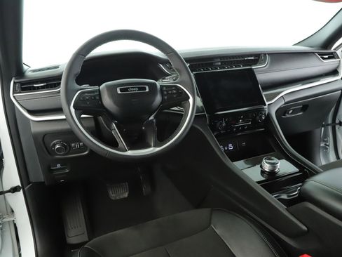 Used 2023 Jeep Grand Cherokee Altitude image 2