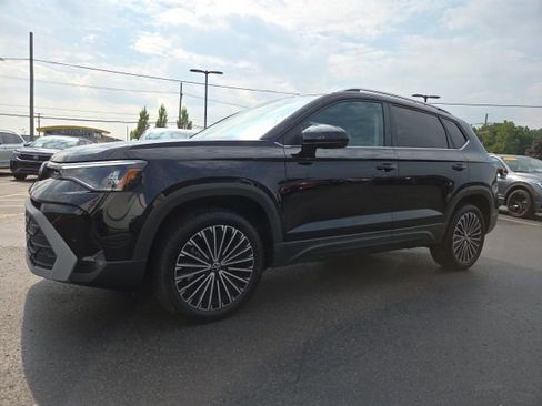 Used 2025 Volkswagen Taos SE image 3