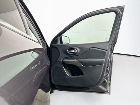 Used 2019 Jeep Cherokee Limited FWD image 31