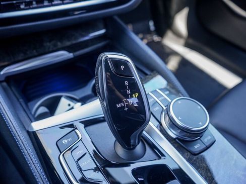 Used 2019 BMW 530e w/ M Sport Package image 31