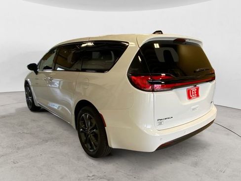 New 2026 Chrysler Pacifica Select AWD/4WD image 3