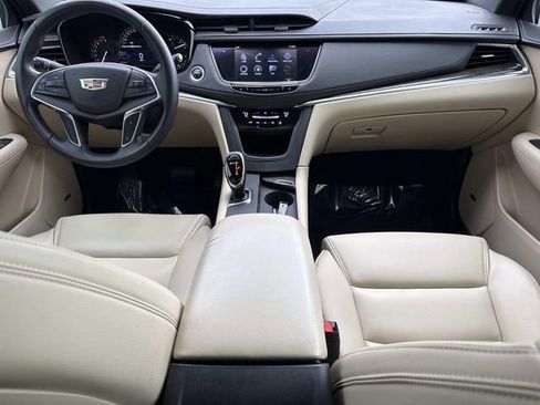 Used 2017 Cadillac XT5 Base image 16