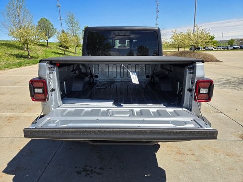 Used 2024 Jeep Gladiator Sport image 30