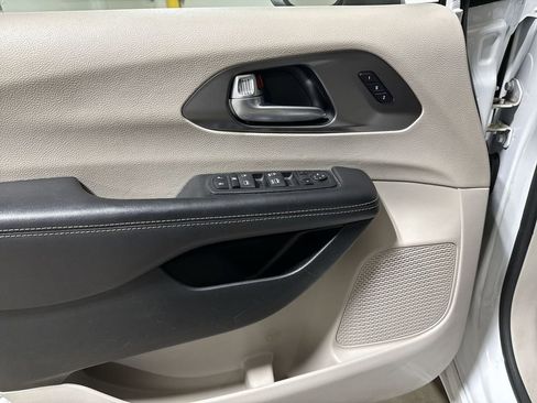 Used 2023 Chrysler Pacifica Touring-L FWD image 20