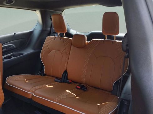 New 2026 Chrysler Pacifica Pinnacle image 17