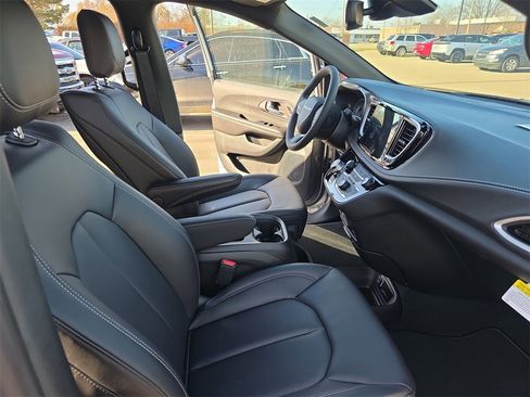 New 2026 Chrysler Pacifica Select image 10