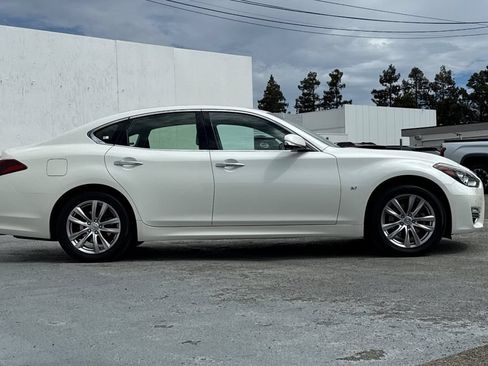 Used 2017 INFINITI Q70 3.7 w/ Technology Package AWD/4WD image 2
