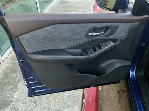 Used 2023 Nissan Rogue SV image 12