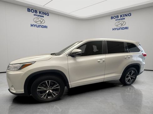 Used 2017 Toyota Highlander Plus FWD image 1