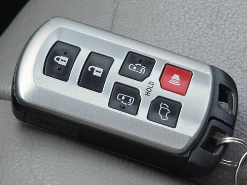 Used 2017 Toyota Sienna XLE FWD image 29