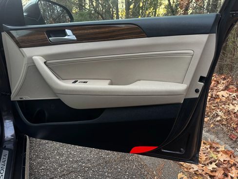 Used 2017 Hyundai Sonata Limited w/ Ultimate Package 04 image 10