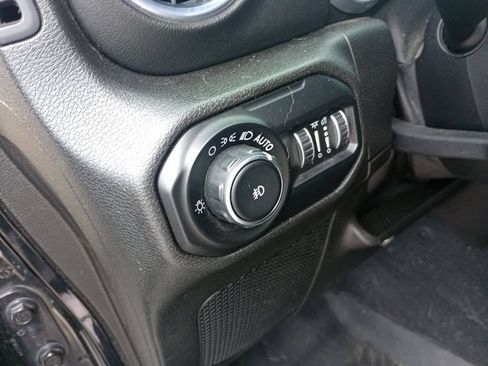 Used 2018 Jeep Wrangler Unlimited Sahara AWD/4WD image 12