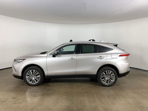 Used 2023 Toyota Venza XLE image 16