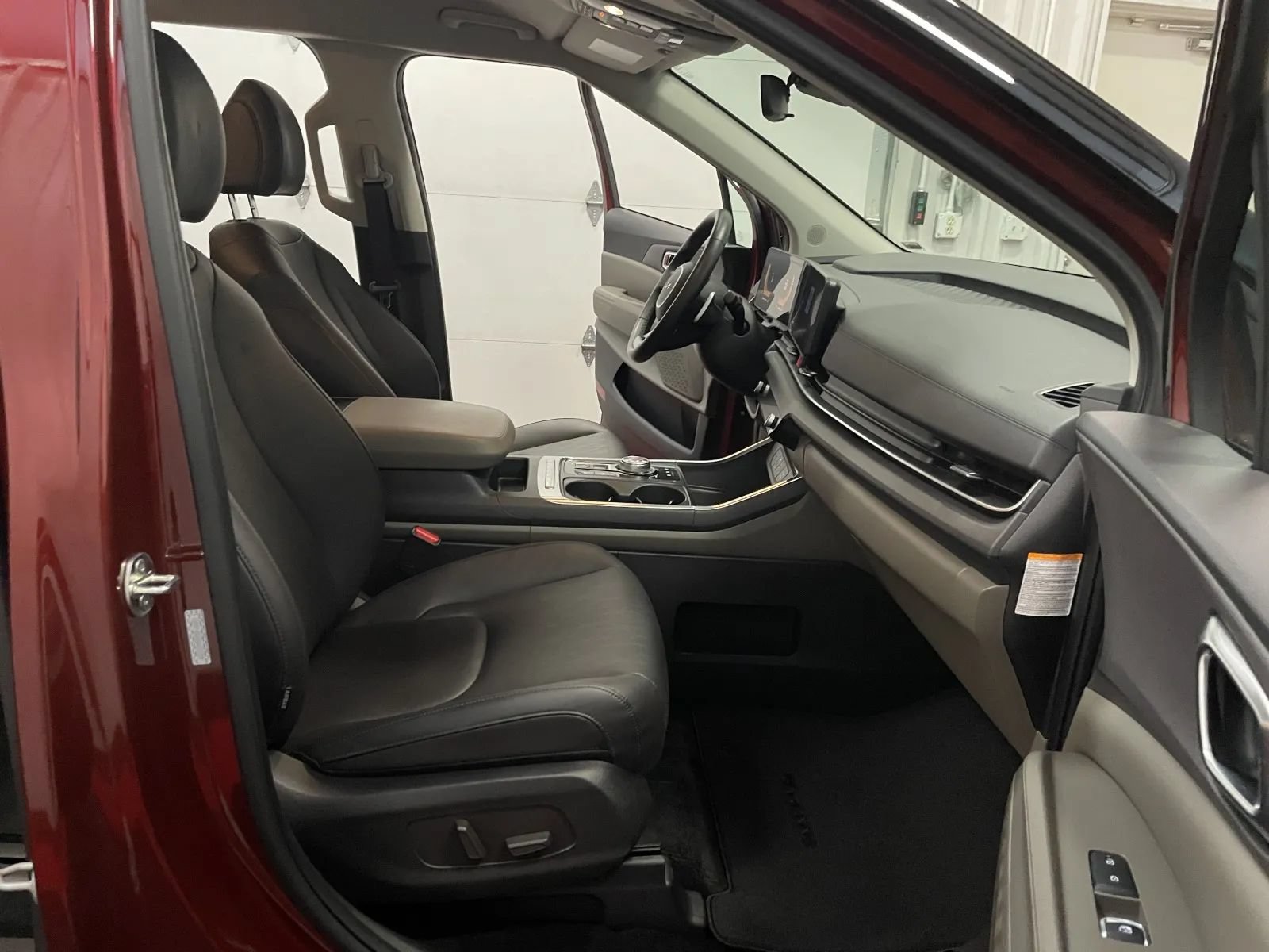 Used 2025 Kia Carnival EX FWD image 41
