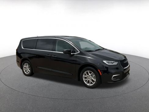 Used 2024 Chrysler Pacifica Touring-L image 2