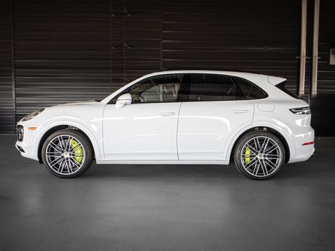 Used 2022 Porsche Cayenne Turbo S AWD/4WD image 2
